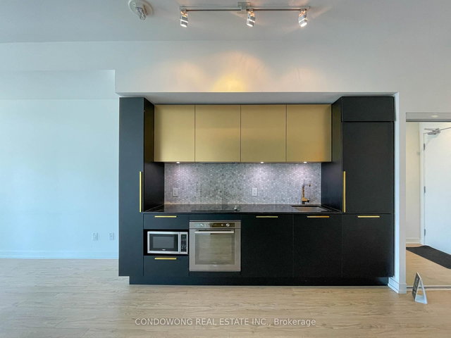 2210 - 85 Wood Street
