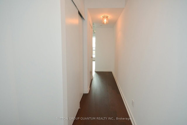 1127 - 1030 King Street W