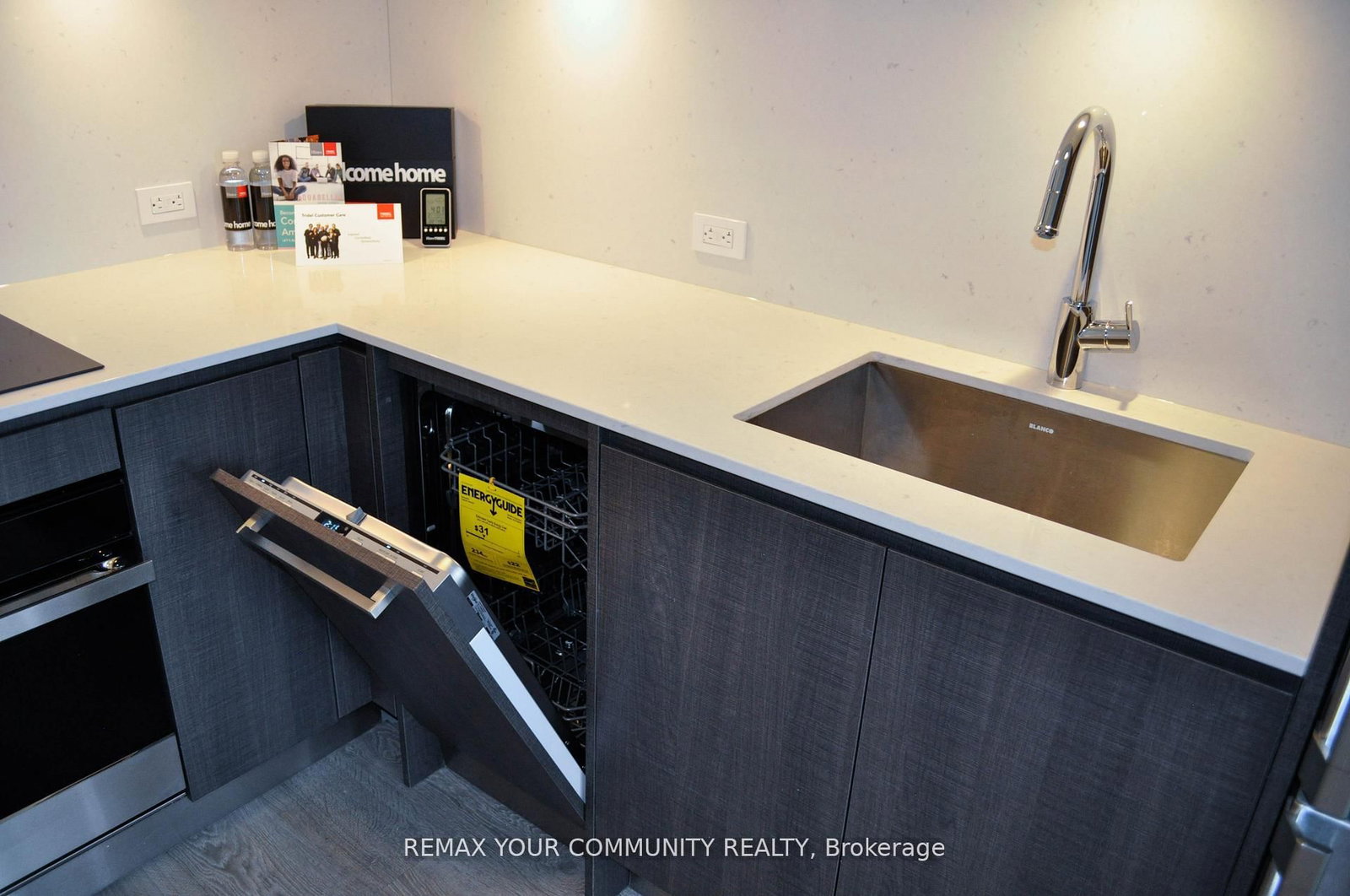 118 Merchants' Wharf, Unit 812 - Photo 8