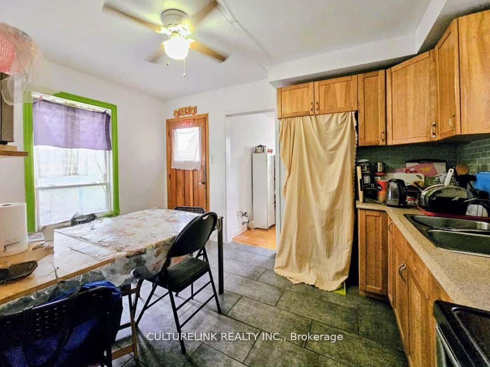 52 Palmerston Avenue • Toronto, ON photo 16