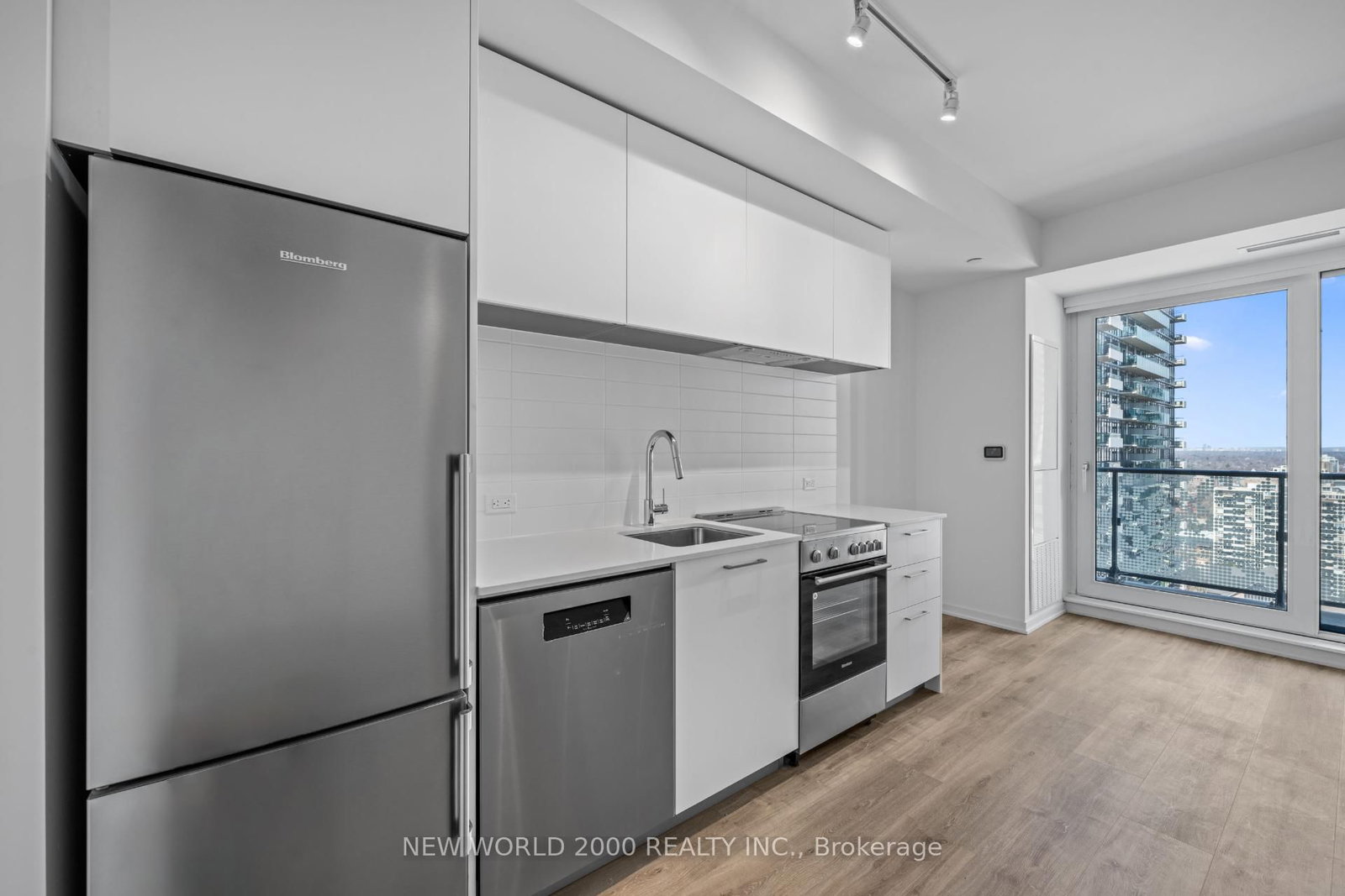 101 Roehampton Avenue, Unit 1712 - Photo 4