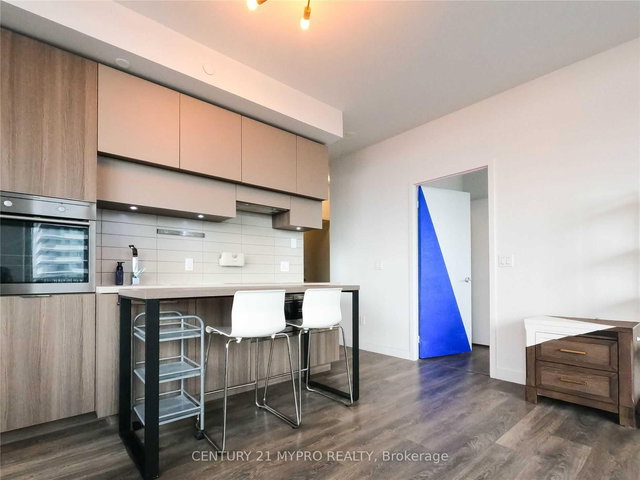 1702 - 8 Eglinton Avenue E