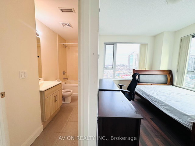 Masterbedroom 702 - 68 Canterbury Place