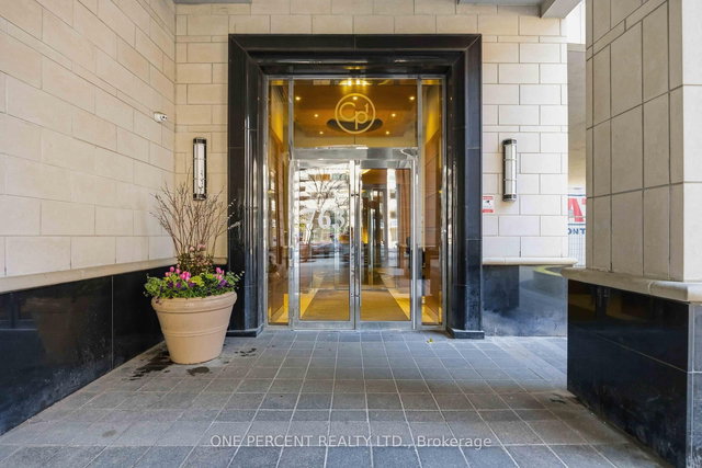 2811 - 763 Bay Street