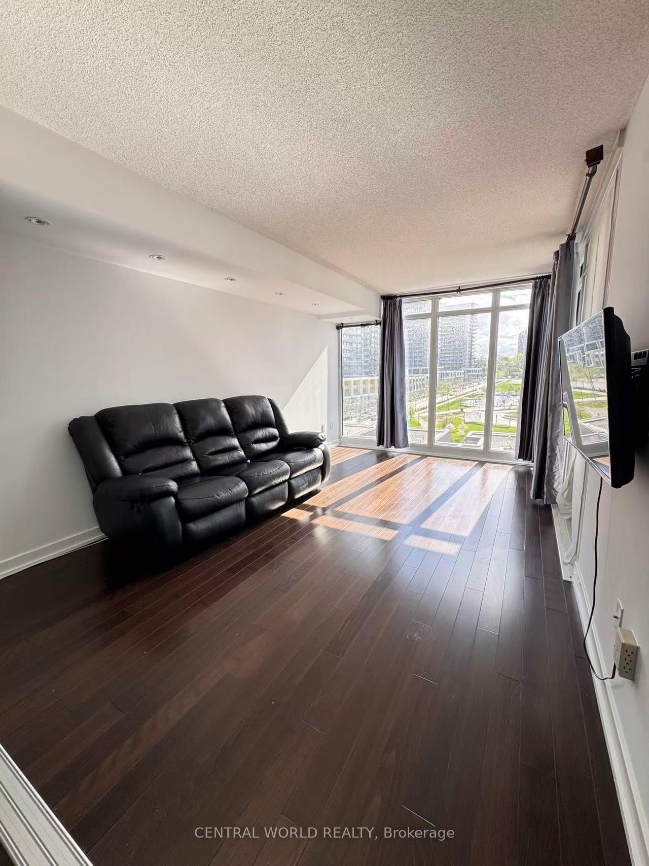 121 Mcmahon Drive, Unit 815