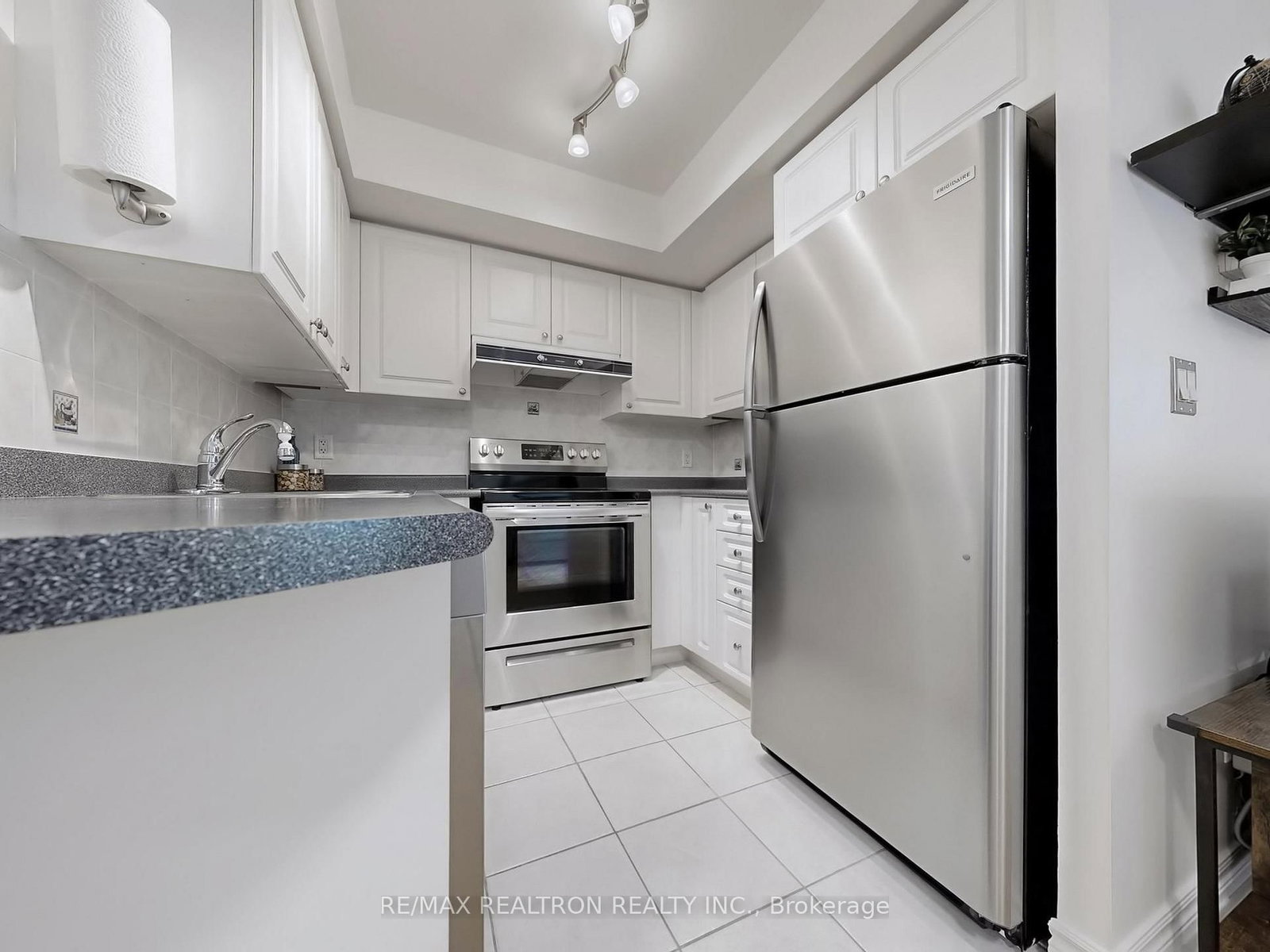 17 Barberry Place, Unit 903 - Photo 16