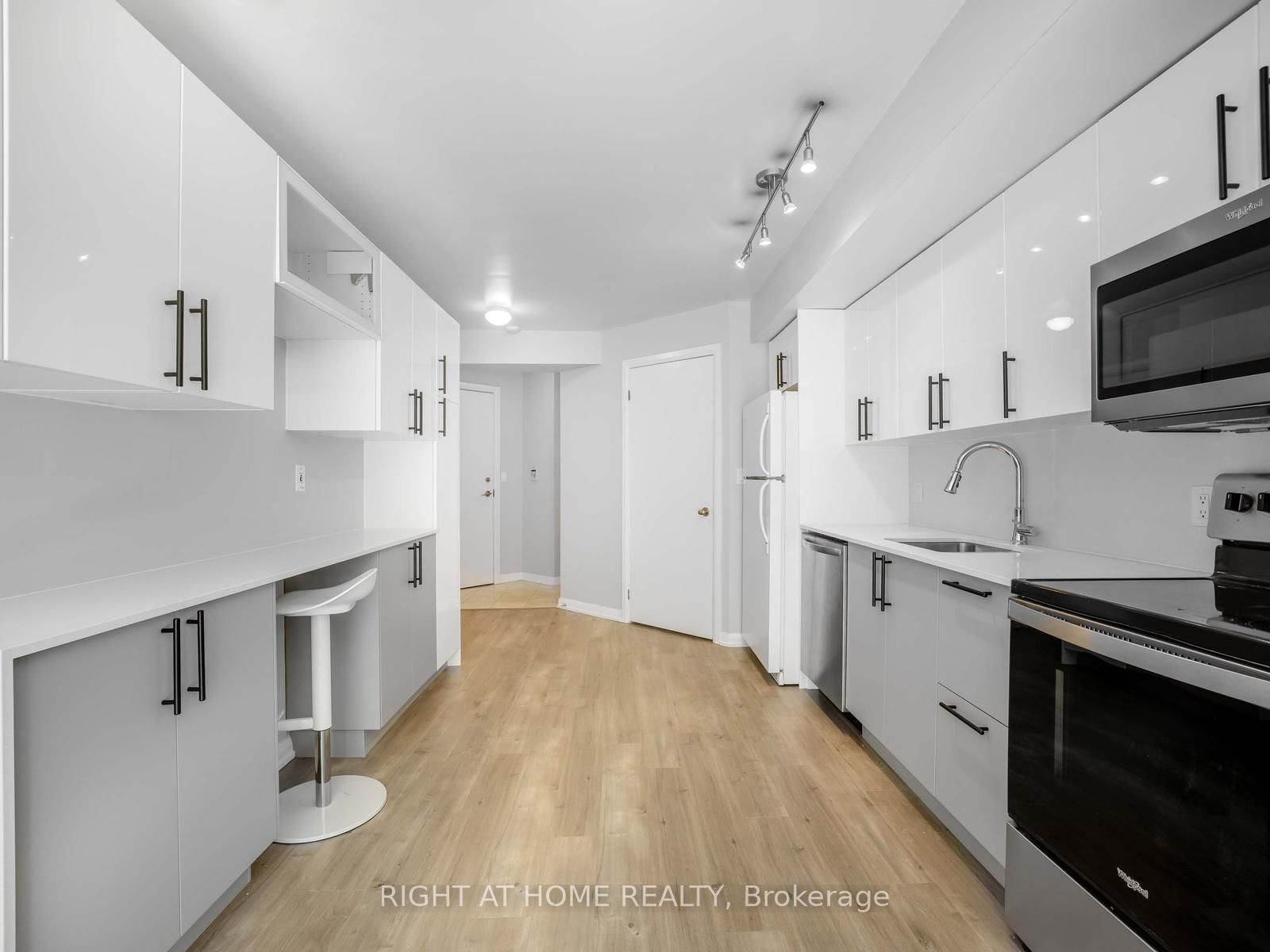 18 Beverley Street, Unit 320 - Photo 13