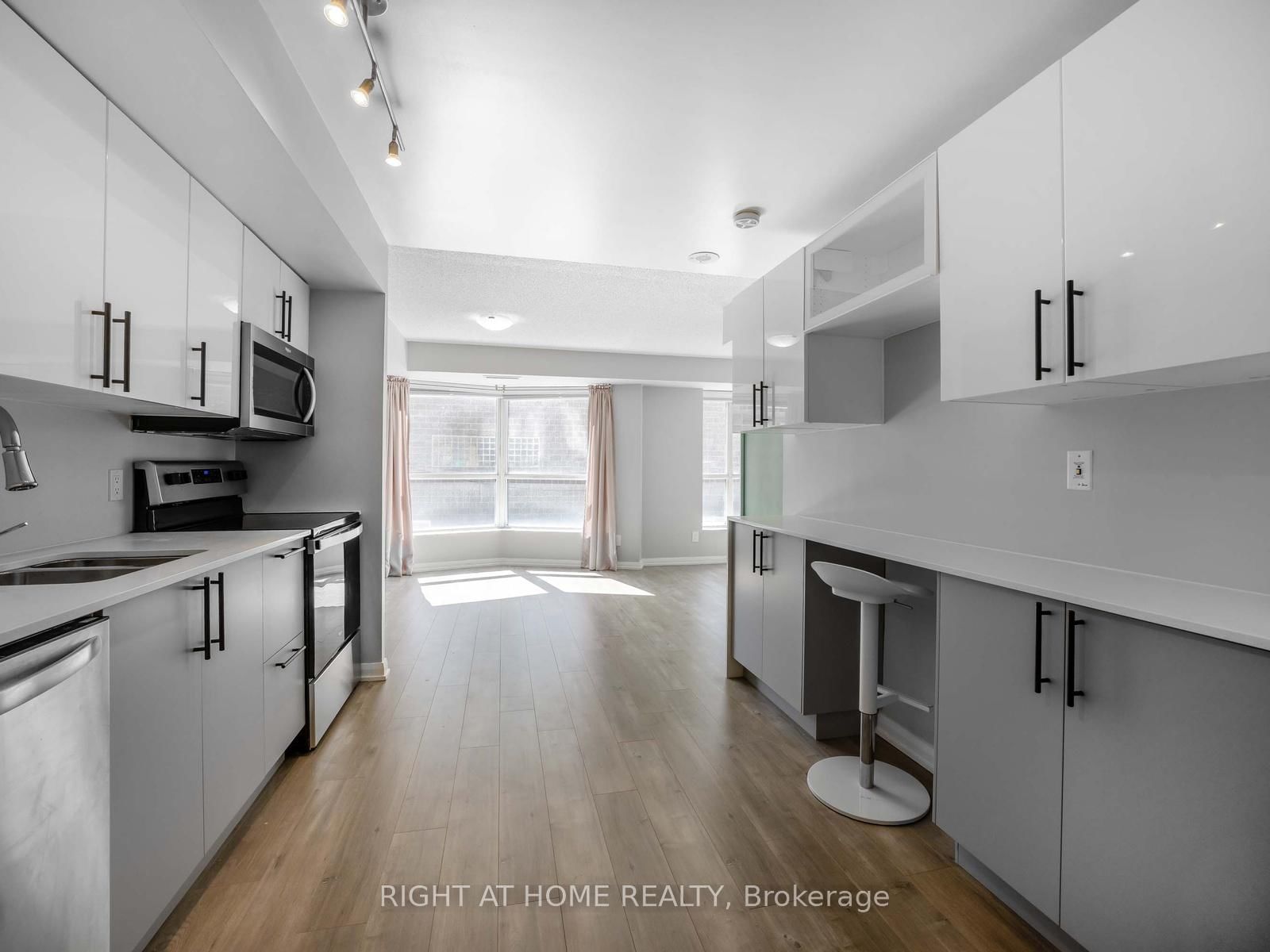 18 Beverley Street, Unit 320 - Photo 4