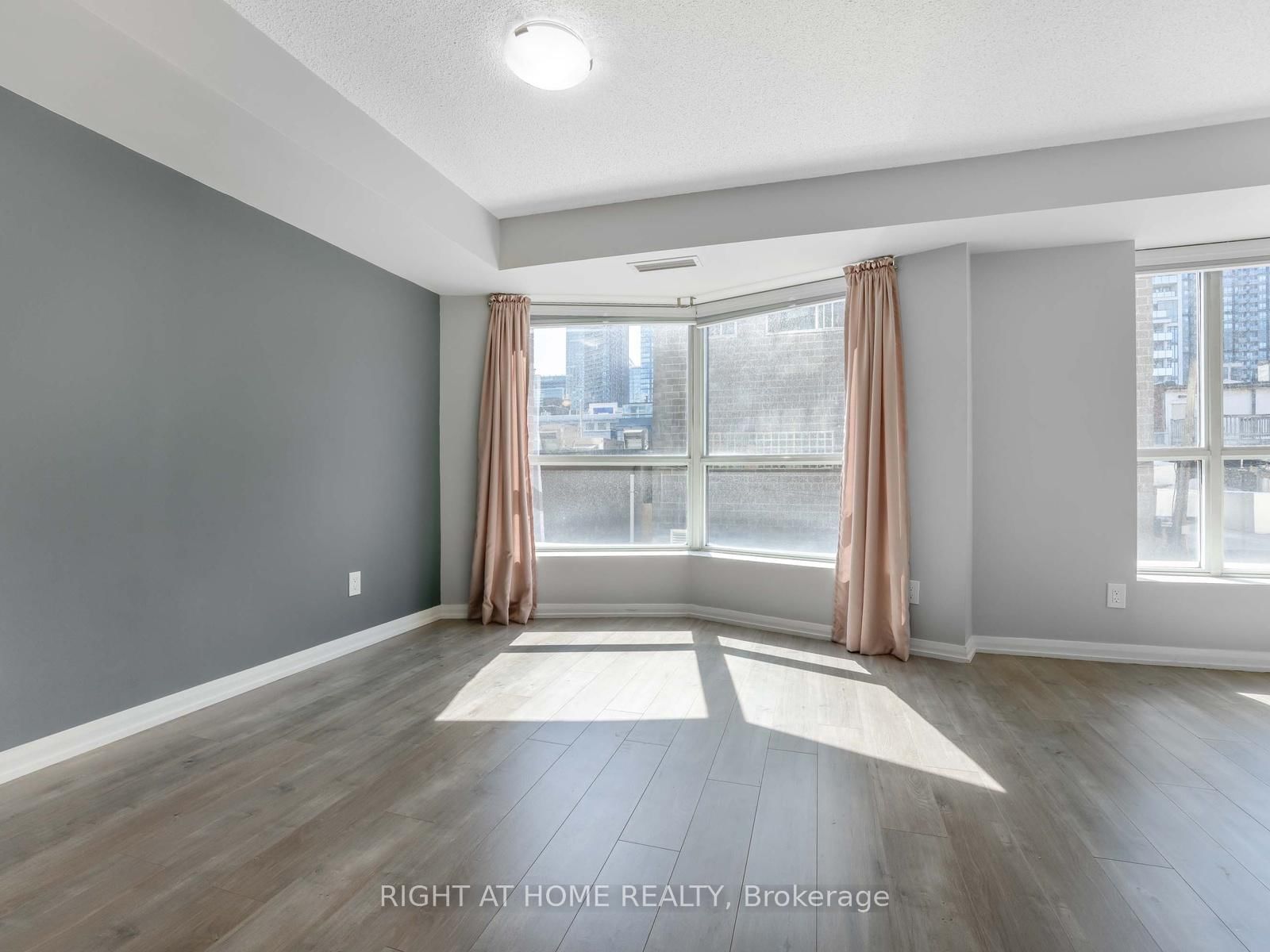 18 Beverley Street, Unit 320 - Photo 5