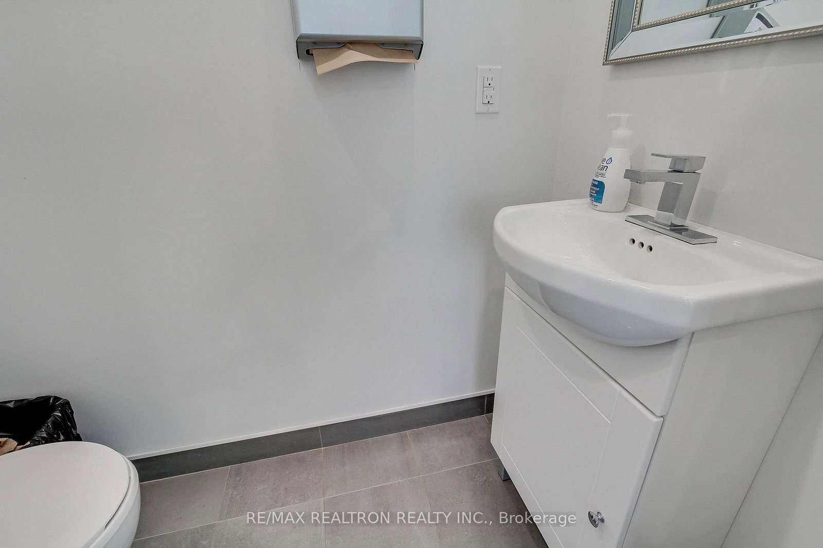 3173 Bathurst Street, Unit Main Floor - Photo 16