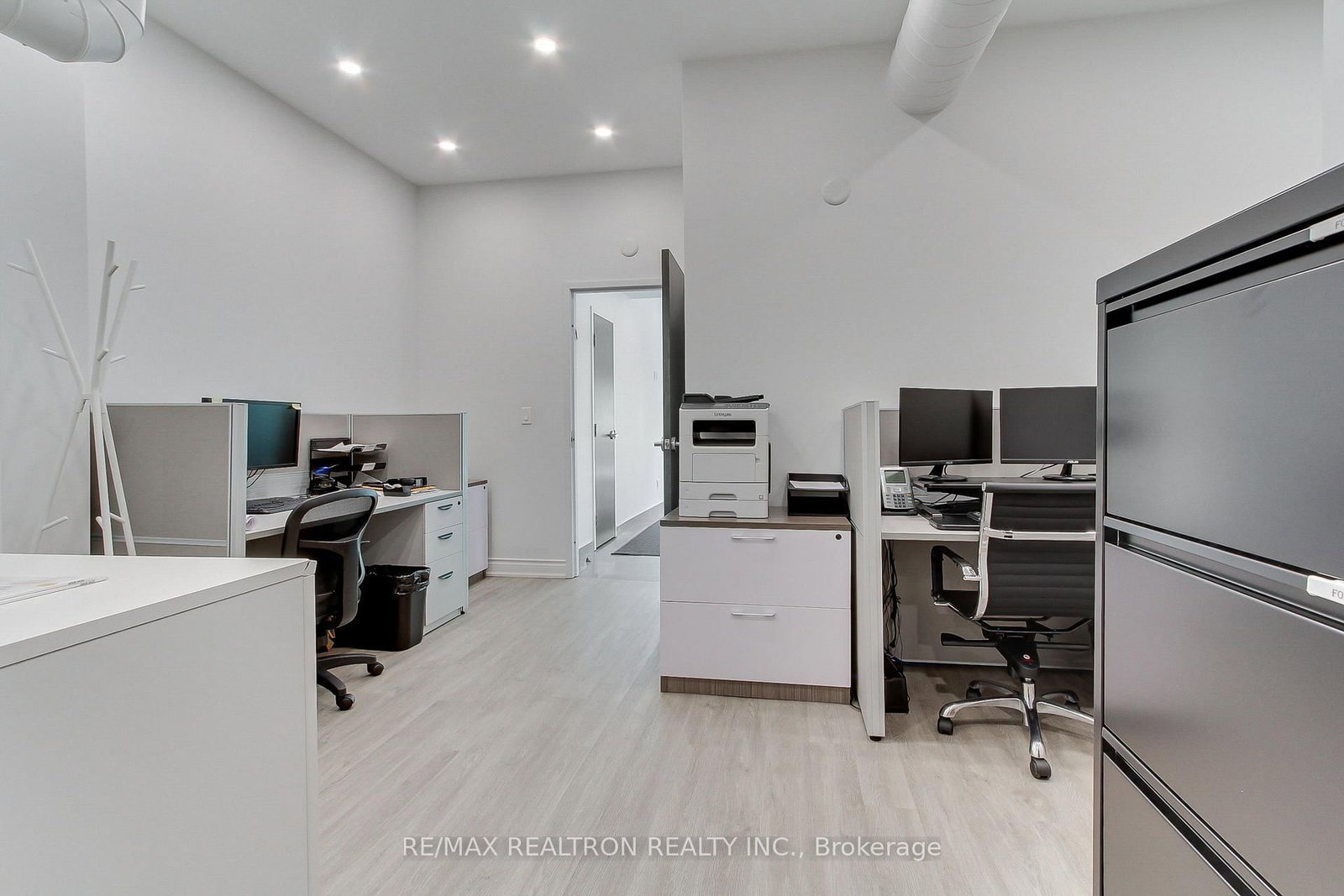 3173 Bathurst Street, Unit Main Floor - Photo 17