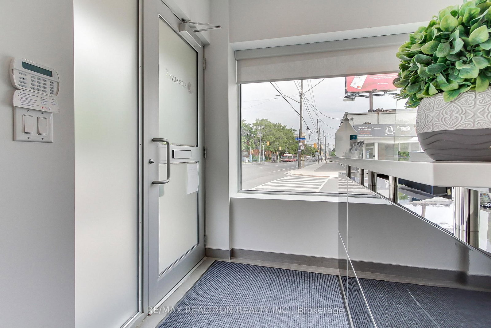 3173 Bathurst Street, Unit Main Floor - Photo 5