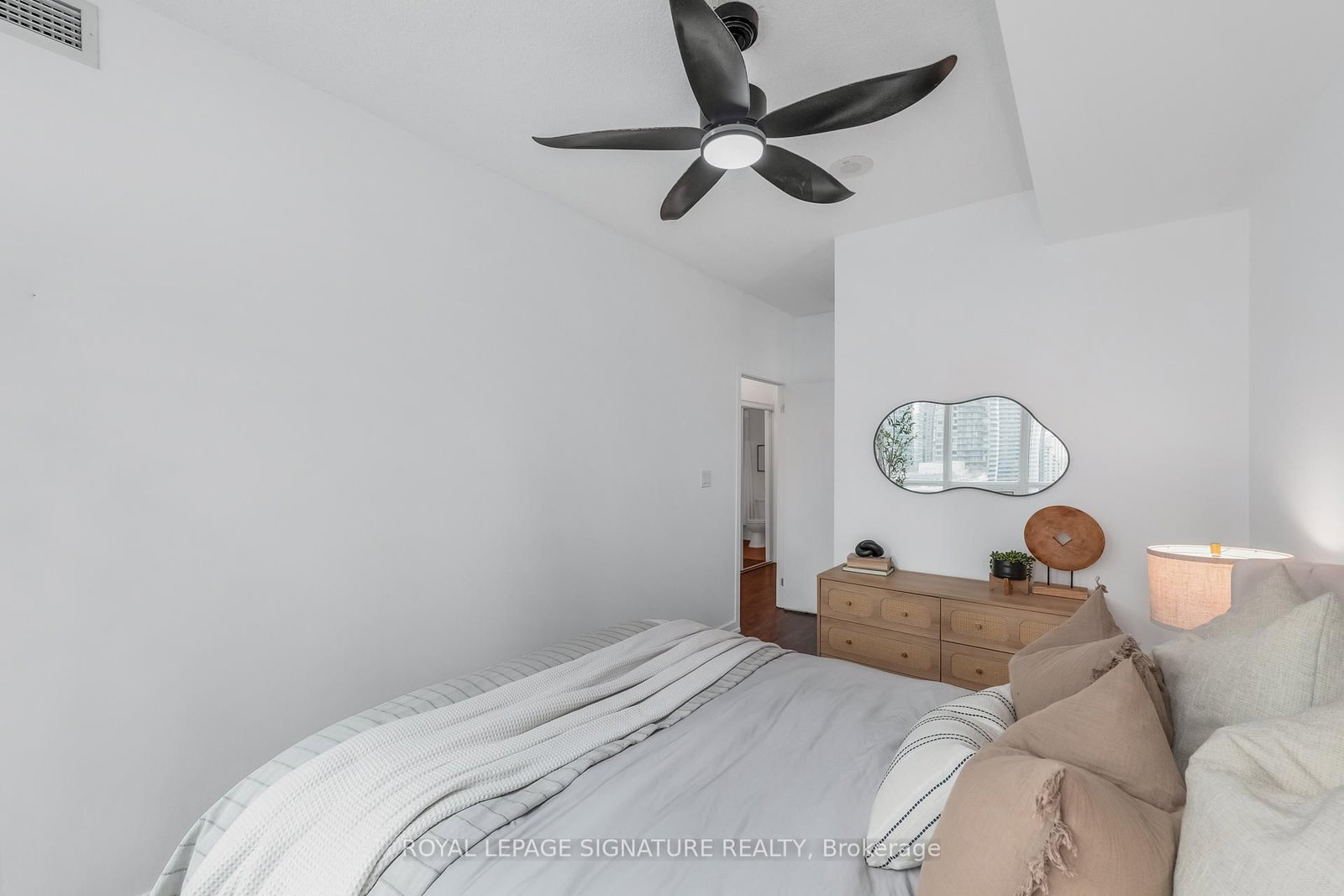 18 Harbour Street, Unit 1801 - Photo 16