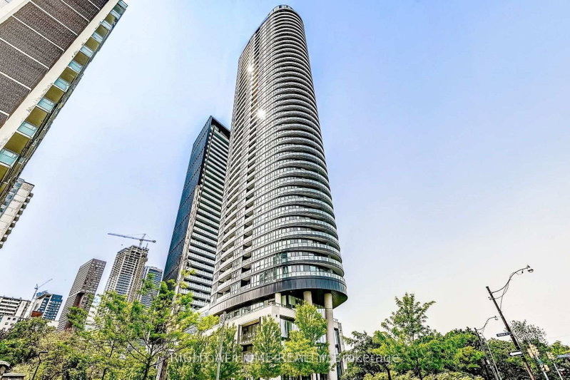 home for lease on 2416-585 Bloor Street E