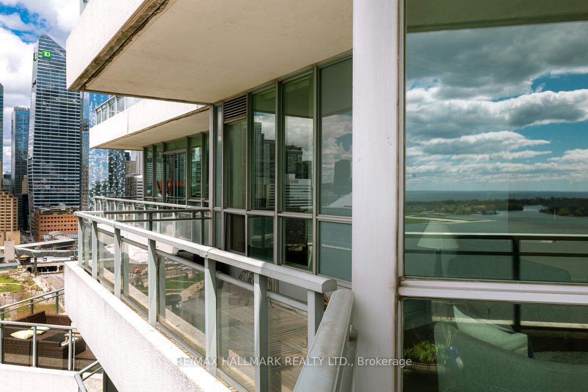 228 Queens Quay W, Unit 2707 - Photo 24