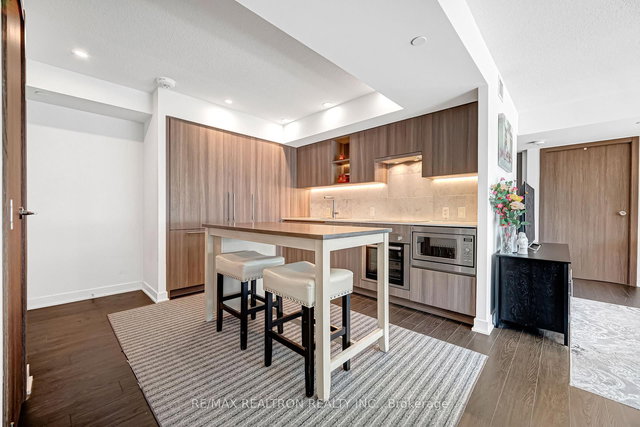 811 - 19 Bathurst Street