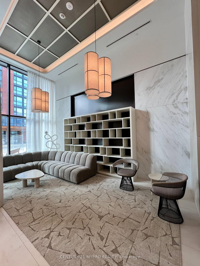 302 - 10 Oak Street
