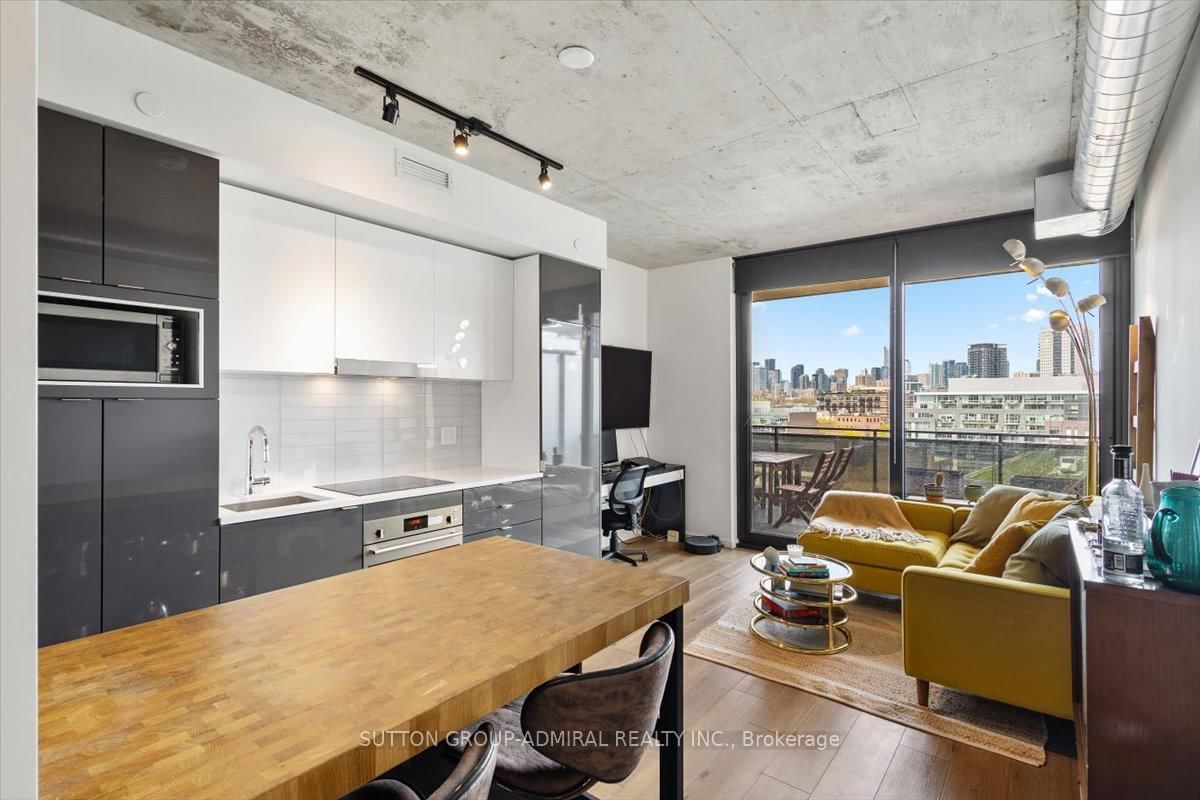 21 Lawren Harris Square, Unit 805