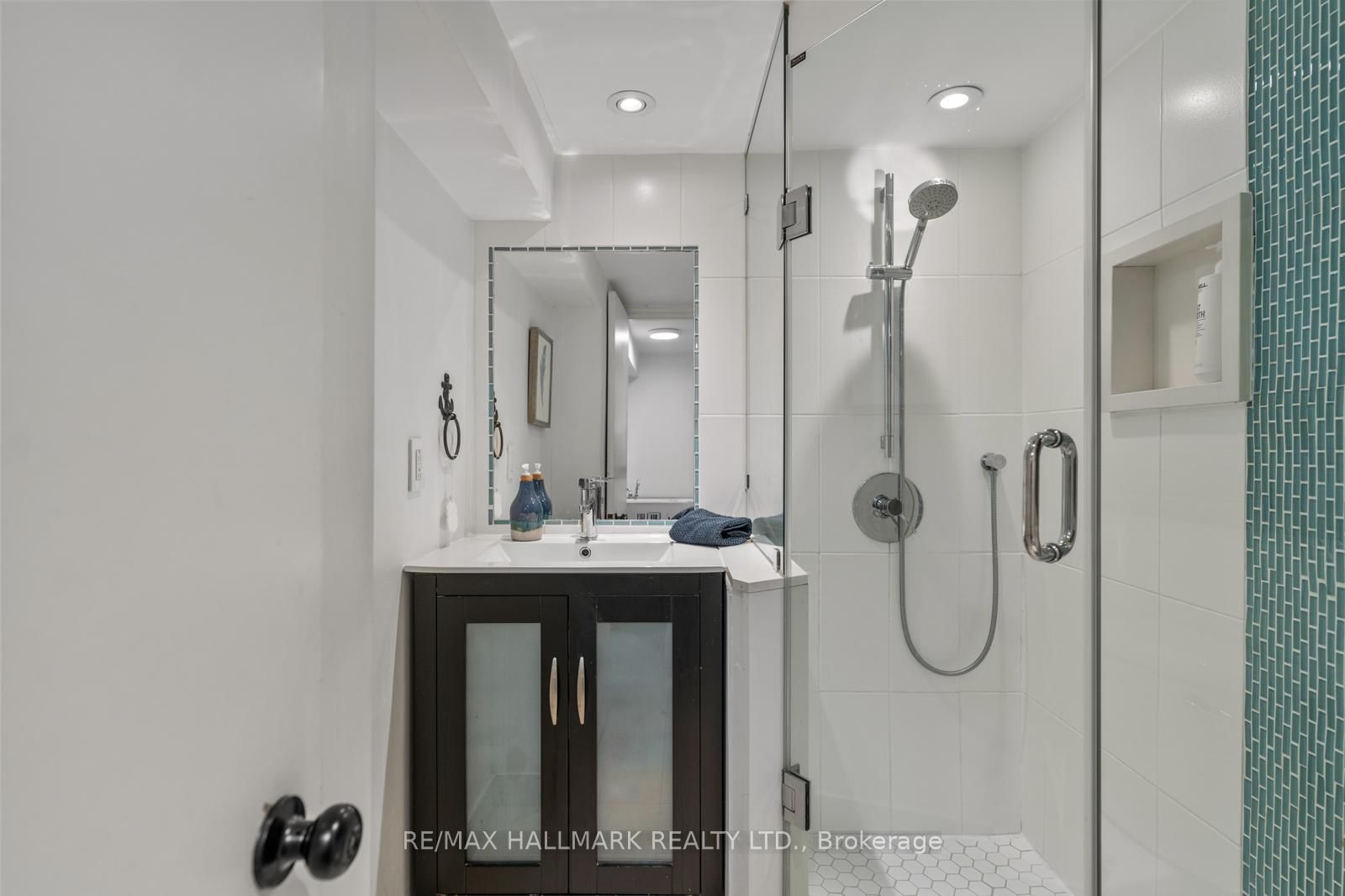 146 Roslin Avenue - Photo 38