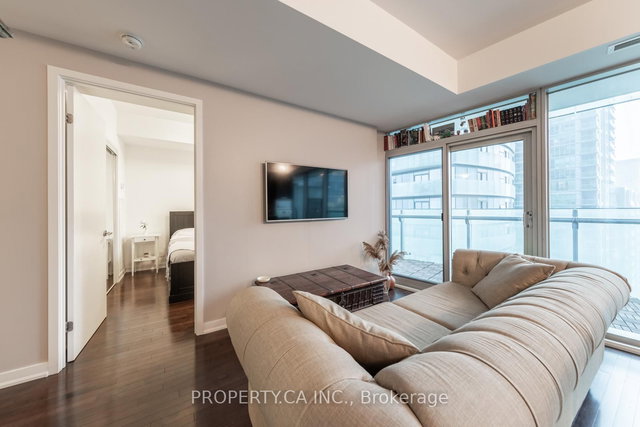 806 - 14 York Street