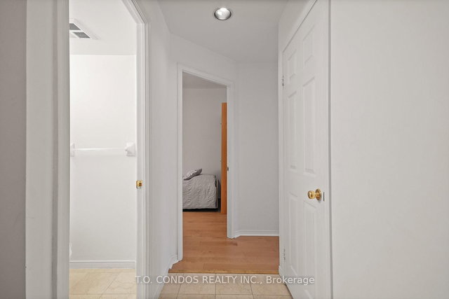 1806 - 909 Bay Street