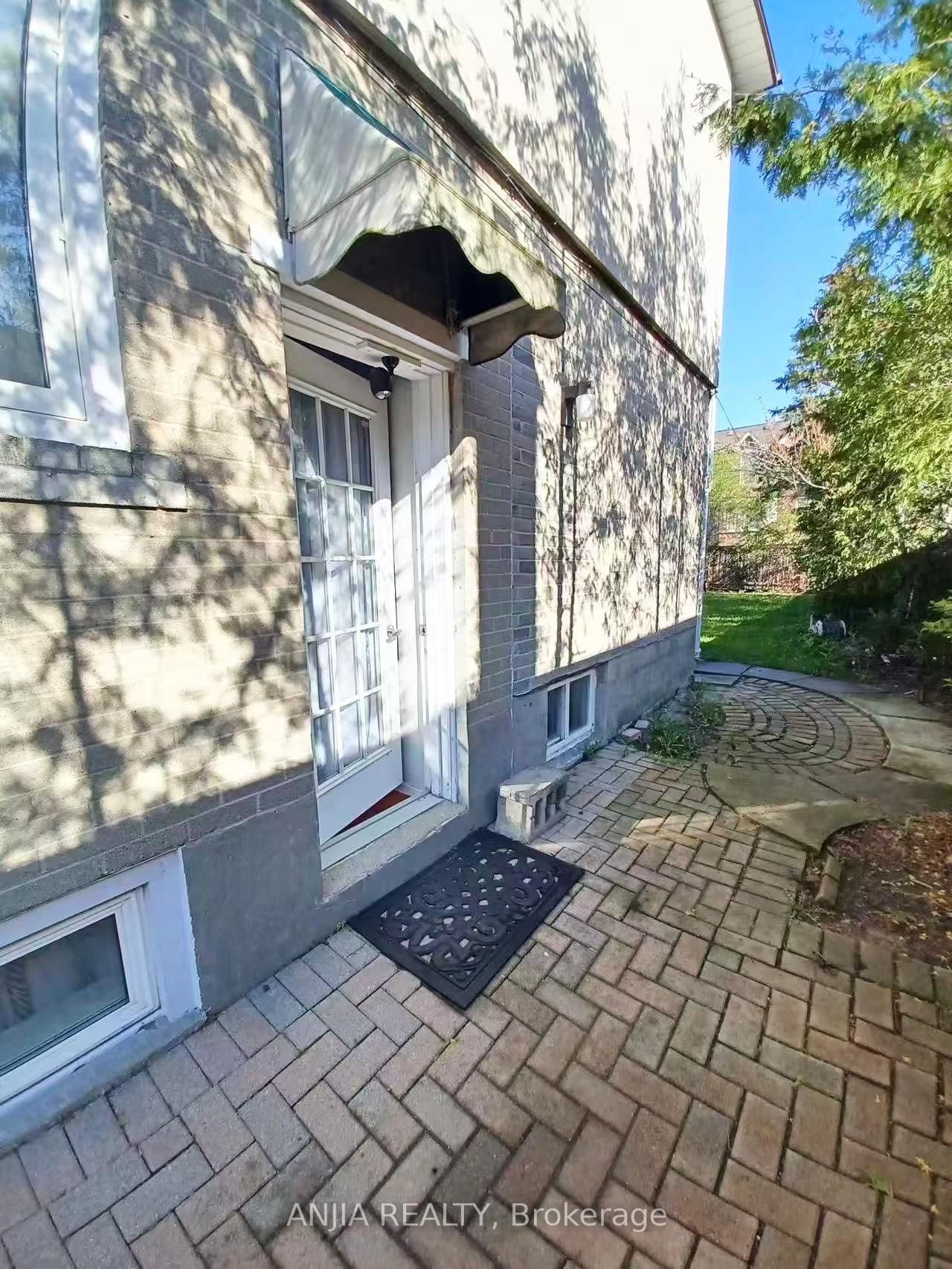 Lower 256 Homewood Avenue