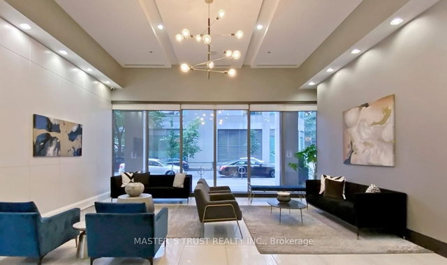 2003 - 19 Grand Trunk Crescent