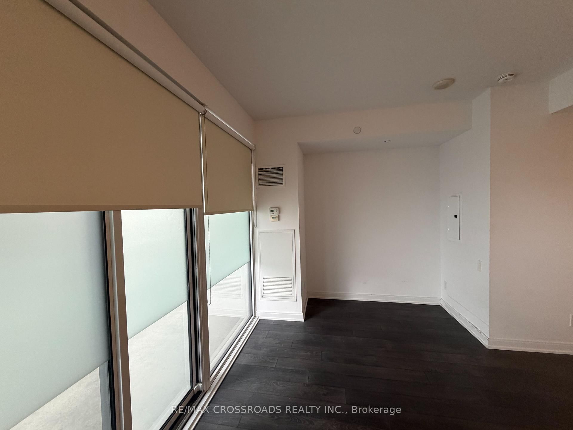 42 Charles Street E, Unit 806
