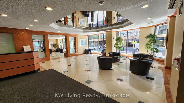 1021 - 633 Bay Street