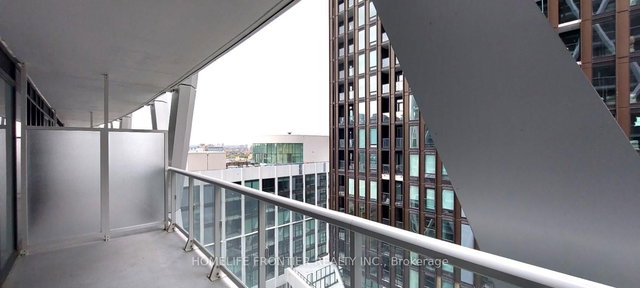 1911 - 230 Simcoe Street
