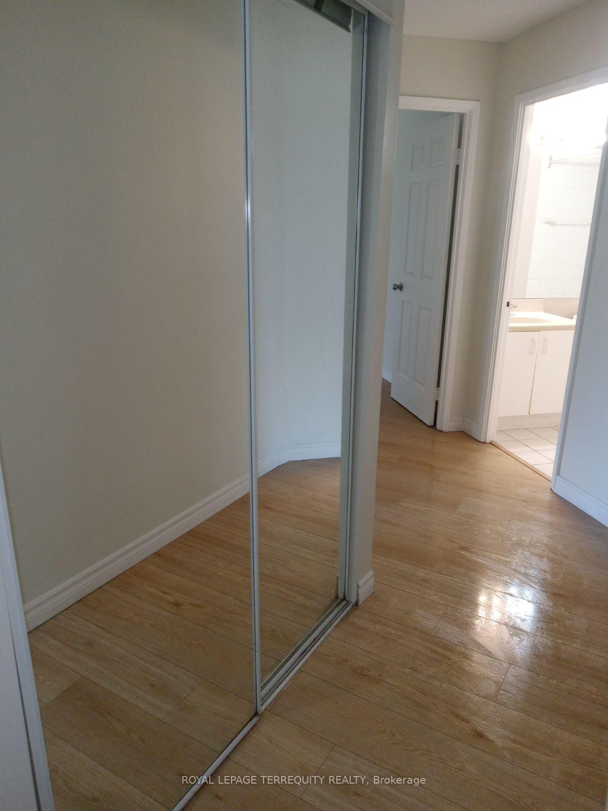 711 Bay Street, Unit 919 - Photo 12