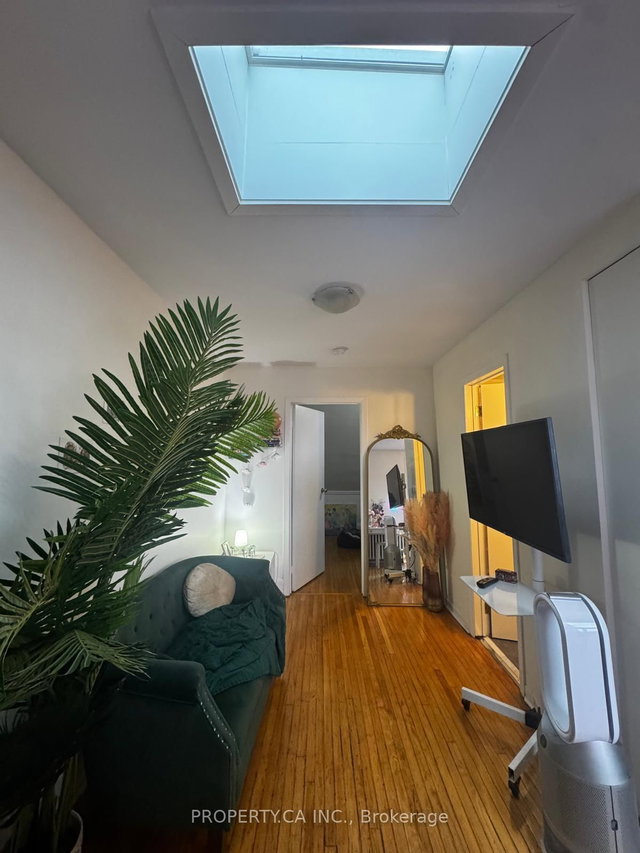 19 - 781 St Clair Avenue W