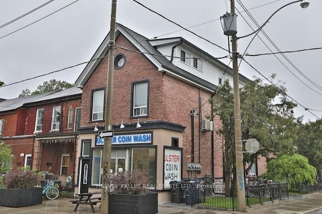 3 - 202 Lippincot Street
