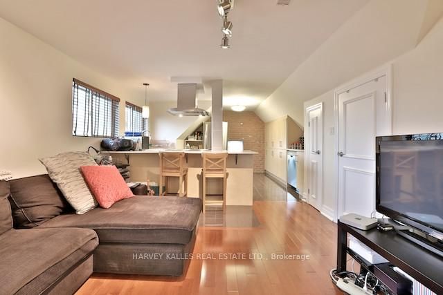 3 - 202 Lippincot Street