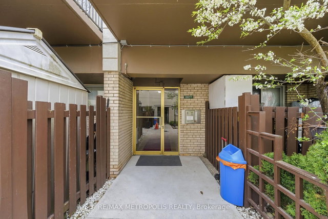 205 - 5877 Bathurst Street