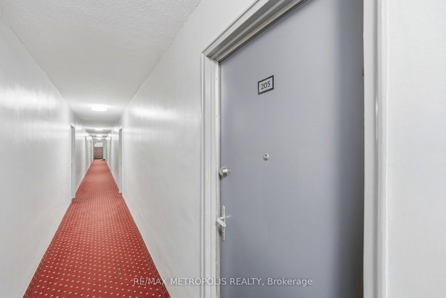 205 - 5877 Bathurst Street