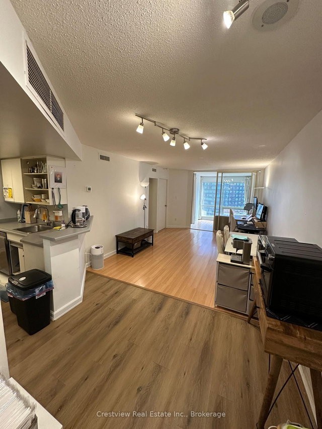 2106 - 1001 Bay Street