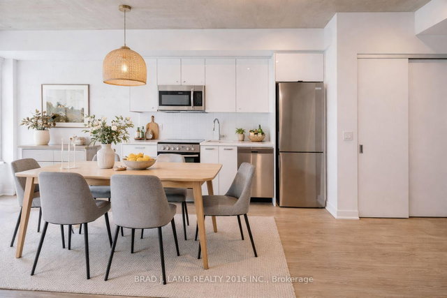 303 - 284 King Street E