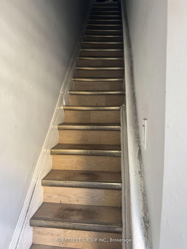 2nd Flr - 189 Dundas Street W