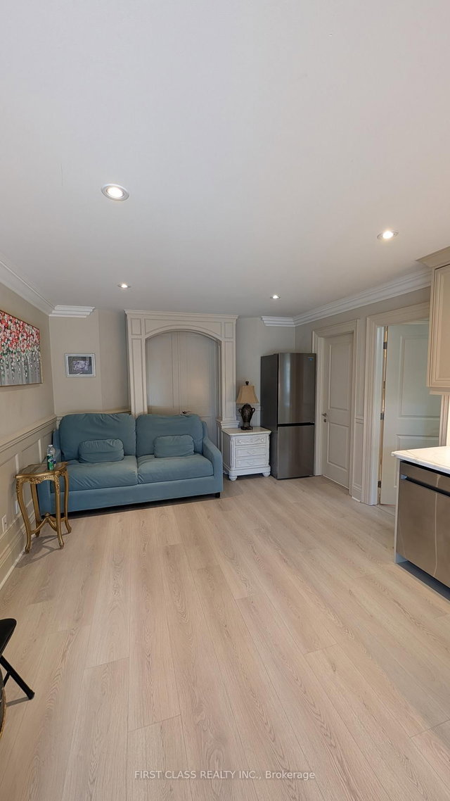 Main - 424 Roehampton Avenue