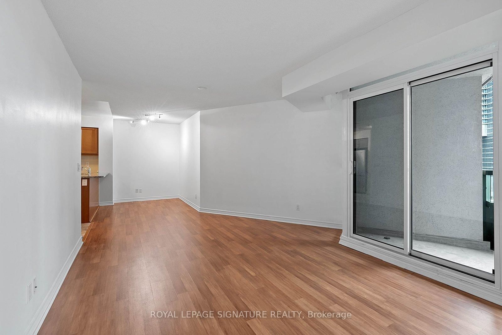 801-19 Grand Trunk Crescent, Toronto, ON, photo 4