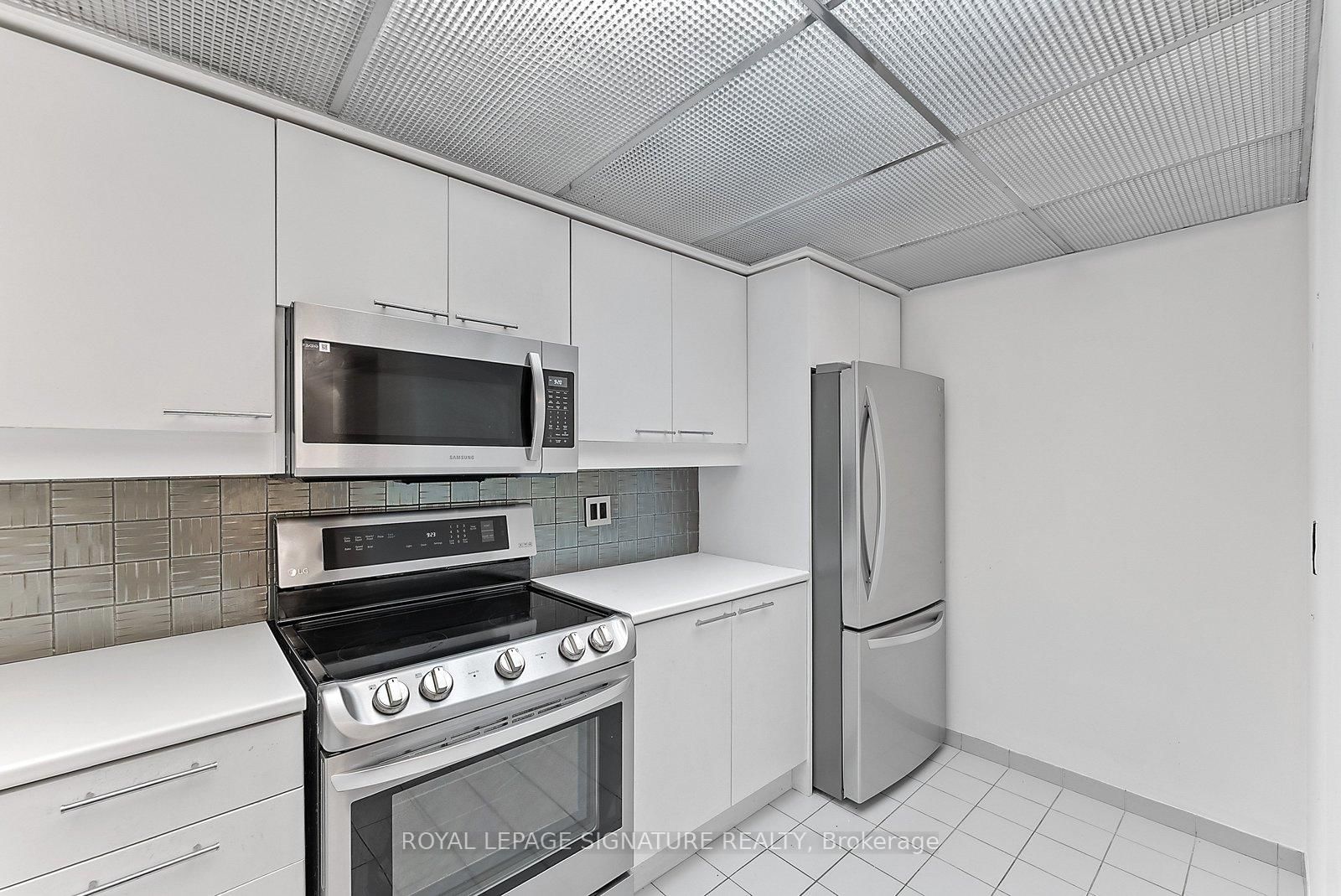 18 Hollywood Avenue • #206 • Toronto, ON photo 8