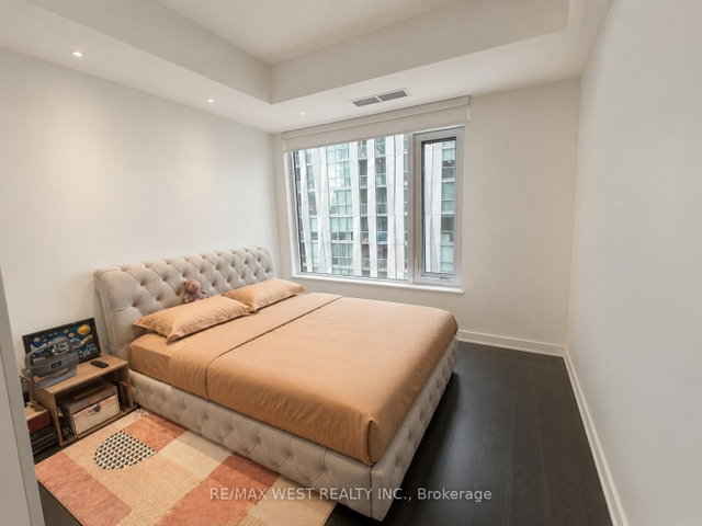1809 - 11 Yorkville Avenue