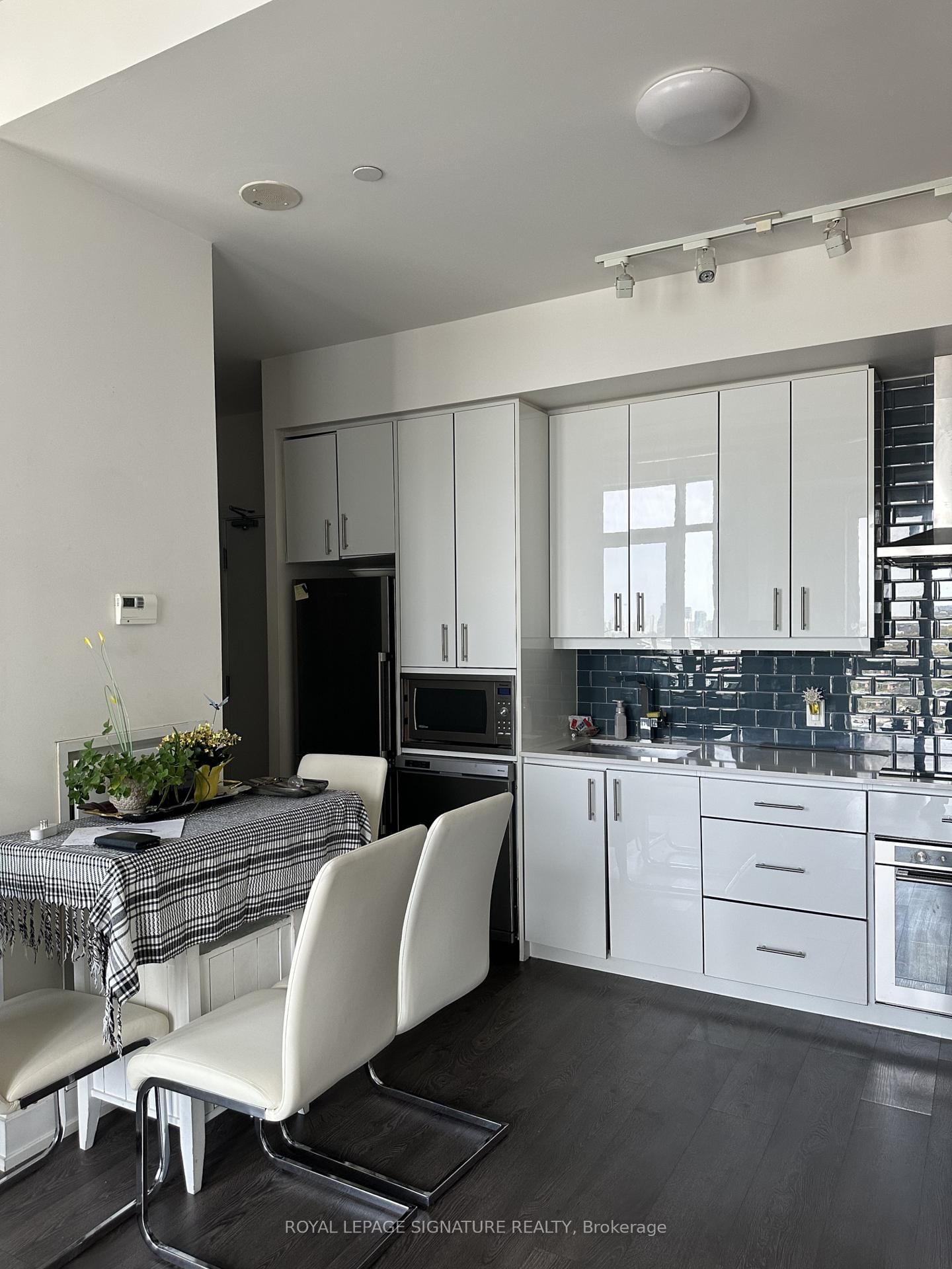 75 The Donway W, Unit 1001 - Photo 4