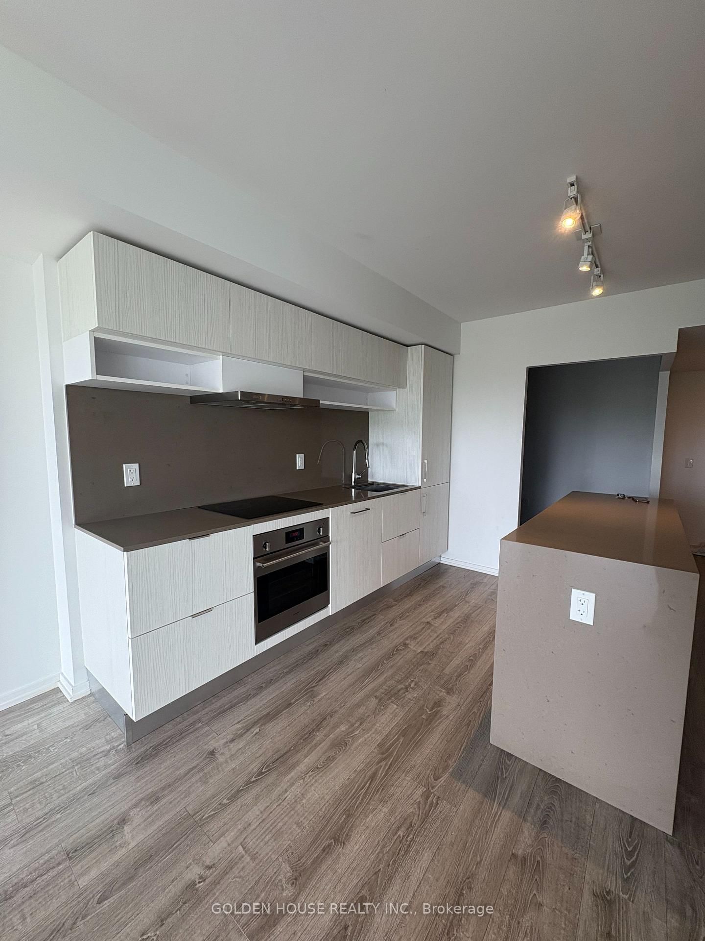 8 Hillsdale Avenue E, Unit 735 - Photo 10