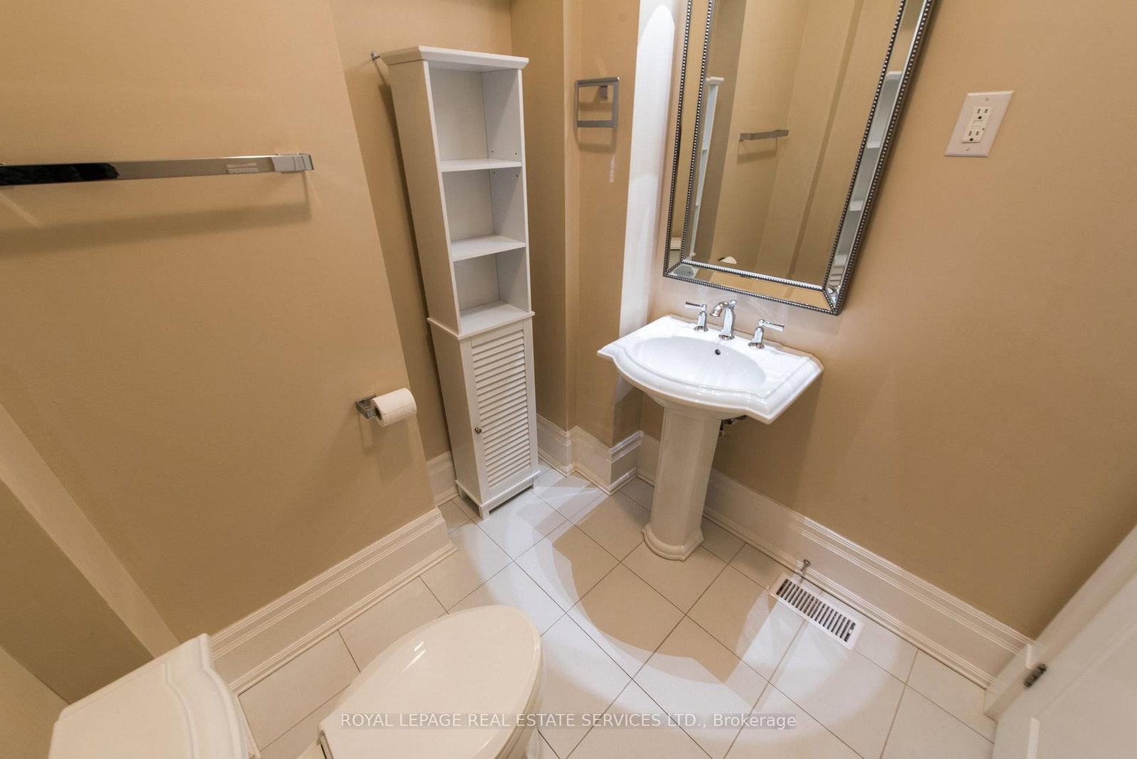 18 Shorncliffe Avenue • Toronto, ON photo 14