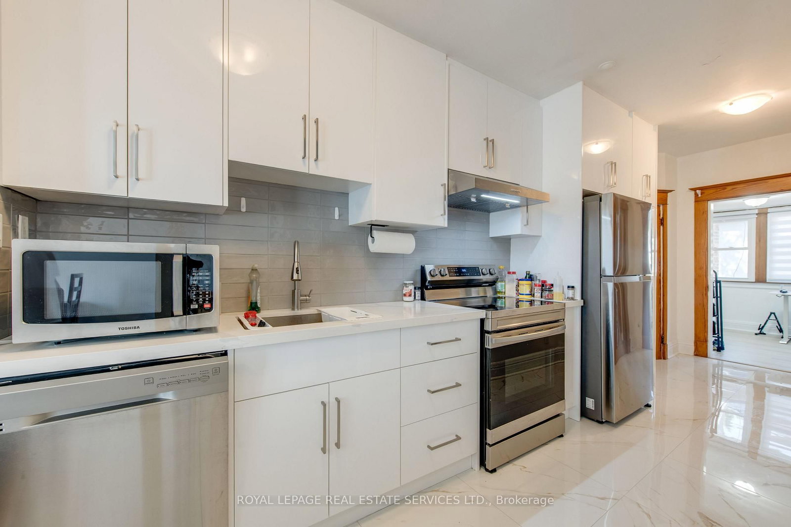 18 Shorncliffe Avenue • Toronto, ON photo 15