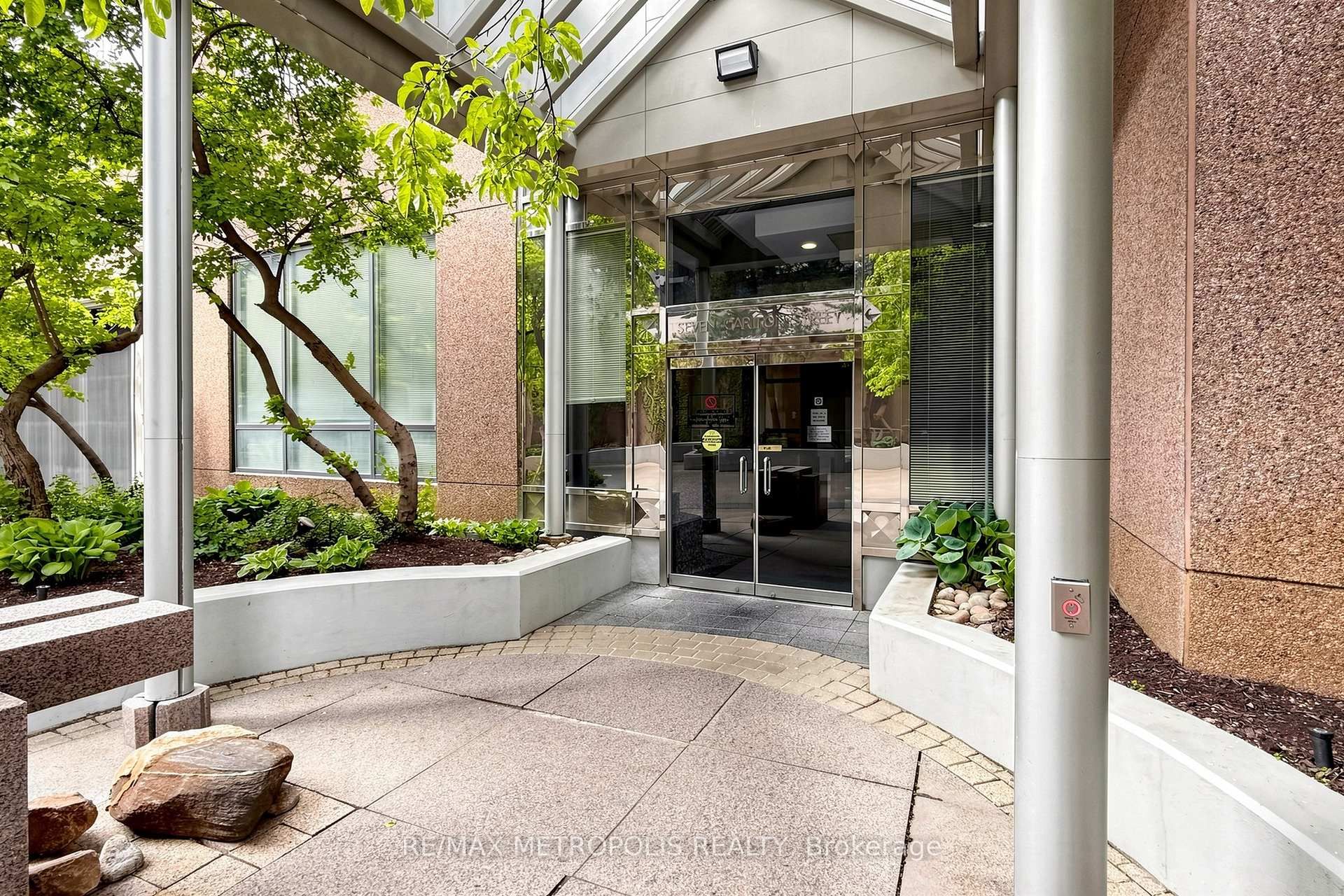 7 Carlton Street, Unit 311