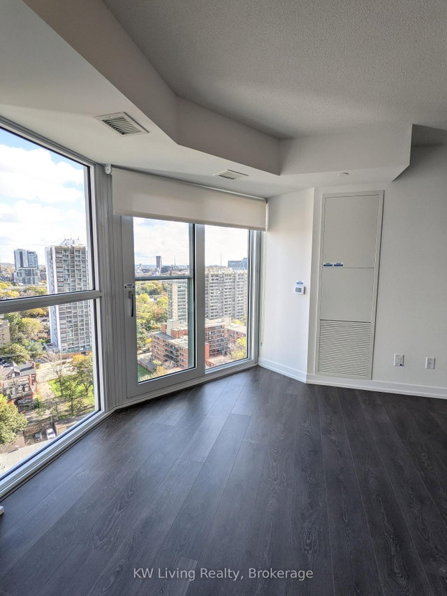 2215 - 219 Dundas Street E