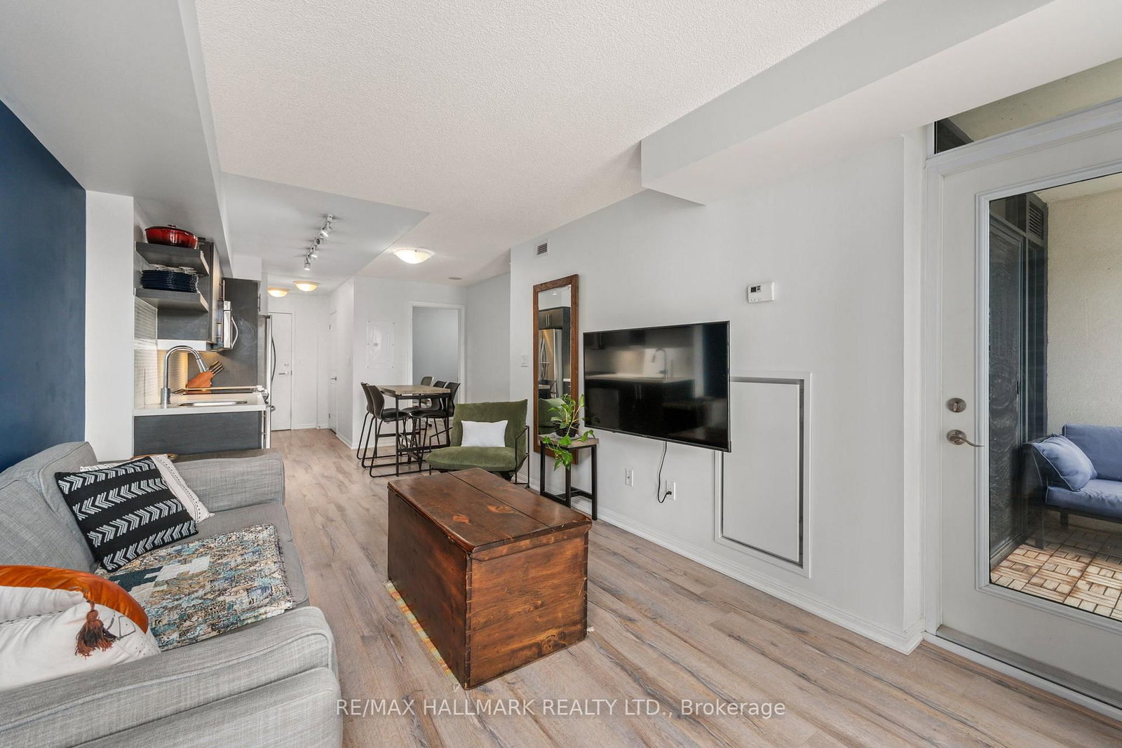 400 Adelaide Street E, Unit 819 - Photo 11